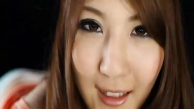 ผู้หญิงเลวผมสีเข้มซุกซนดูดกระเจี๊ยวยาวในสไตล์ ดู วีดีโอ xxx 69