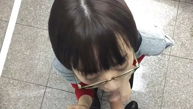 เจี๊ยบผมสั้นได้รับการเมาในท่ามิชชันนารีโดยแกนหัวโล้น วีดีโอ หี