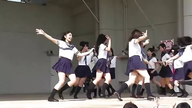 สาวผมขาวที่อวดดีกับหัวนมเล็กขี่กระเจี๊ยวยาวอย่างตะกละตะกลาม วีดีโอ หี