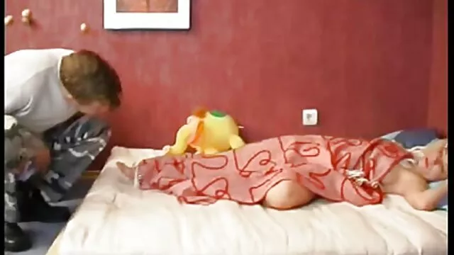 Kinky brunette hottie gets anal fucked in sideways pose วีดีโอ โปํ