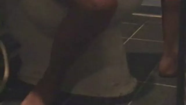 สาวผมบลอนด์ขายาวสองคนในถุงน่องสีขาวได้รับ วี ดิ โอ หนัง โป้ analfucked ใกล้กับรถตู้
